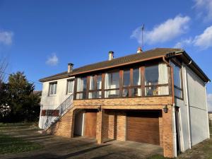 una casa grande con garaje en Gîte Avermes, 3 pièces, 4 personnes - FR-1-489-428 en Avermes