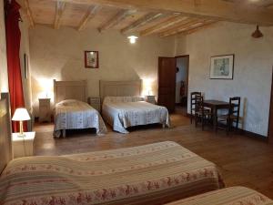 Un dormitorio con 2 camas y una mesa en una habitación en Ancien Moulin Rénové avec Piscine et Jardin, Idéal Familles, Vignobles du Cognac - FR-1-653-88, en Lignières-Sonneville 20 fotos más