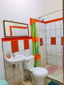 een badkamer met een toilet en een wastafel bij Hostal Leyendas in León