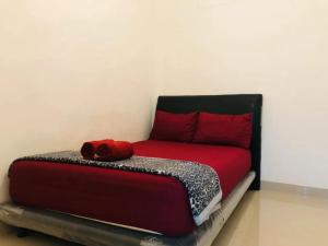 A bed or beds in a room at Calliandra Homestay