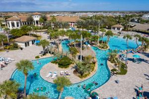 vista aerea sulla piscina del resort di Gorgeous 6 Bd SF Close to Disney w/ Pool @ Champions Gate Resort 712 a Kissimmee