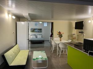 TV a/nebo společenská místnost v ubytování Agréable appartement en rez-de-jardin à 450m de la mer