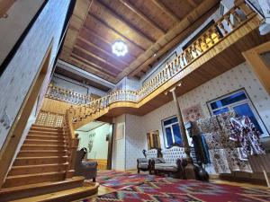 sala de estar con escaleras y escalera en Khiva Siyovush Hotel en Khiva