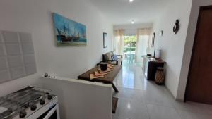 Η κουζίνα ή μικρή κουζίνα στο Flat beira mar a 30m do mar 200m das piscinas de Porto Mahalo Residence P-2-4e 6 pessoas