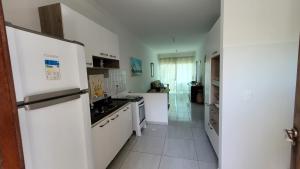 Η κουζίνα ή μικρή κουζίνα στο Flat beira mar a 30m do mar 200m das piscinas de Porto Mahalo Residence P-2-4e 6 pessoas +11 φωτογραφίες