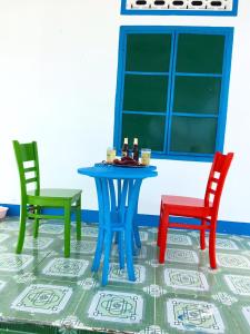 una mesa con dos sillas y una mesa con bebidas. en SANTORINI HOME RESORT, en Vạn Ninh