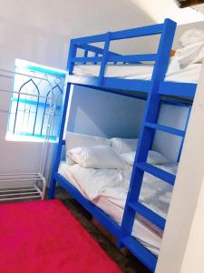 Litera azul con escalera en una habitación en SANTORINI HOME RESORT, en Vạn Ninh