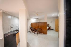 Η κουζίνα ή μικρή κουζίνα στο Hotel Kewal