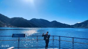 una persona de pie en un barco sobre un cuerpo de agua en Hatago Nagomi en Nikko