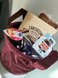una bolsa llena de comida y una bolsa de pan en Mini liquirizia e menta en Reggio Emilia