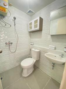 a bathroom with a toilet and a sink at Apartemen Pakubuwono Terrace Tipe Studio Jakarta in Jakarta