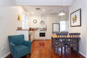 eine Küche und ein Esszimmer mit Tisch und Stühlen in der Unterkunft Home Away - 2 Bedroom Cottage in Bicton