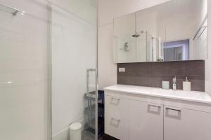 ein Badezimmer mit Dusche, Waschbecken und Spiegel in der Unterkunft Home Away - 2 Bedroom Cottage in Bicton + 16 Fotos