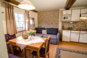 eine Küche und ein Wohnzimmer mit einem Tisch, einer Küche und einem Esszimmer in der Unterkunft Amosergut in Dorfgastein