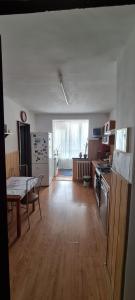 una cucina e una sala da pranzo con tavolo e tavolo e una sala da pranzo di Casa Lazăr a Braşov