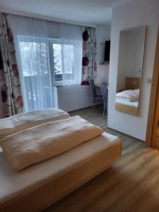 Postel nebo postele na pokoji v ubytování Haus Ortsblick