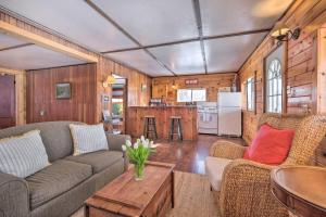 sala de estar con sofá y mesa en Picturesque Maine Getaway with Lake Access!, en Rangeley