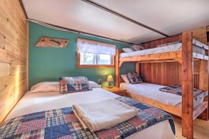 2 literas en una habitación con paredes verdes en Picturesque Maine Getaway with Lake Access!, en Rangeley