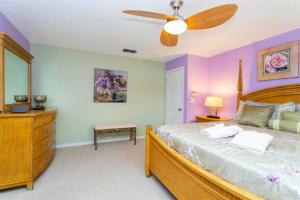 a bedroom with a bed and a ceiling fan at Charming 3Bd w/ Pool Close to Disney @ 7826 Indian Ridge in Orlando