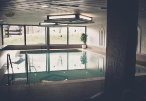 a swimming pool in a building with a window at Schwarzwaldzauber in Baiersbronn