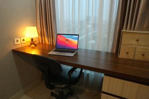 TV a/nebo společenská místnost v ubytování Apartemen The Springlake Summarecon by Cheapinn