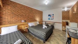 Postel nebo postele na pokoji v ubytování The Cottage Motor Inn Albury CBD