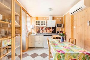 a kitchen with a table and chairs and a kitchen with a kitchen at Les Grands Crus - Gîte "Pommard" in Corpeau
