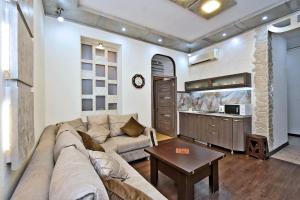 エレバンにあるApart House in Yrevan Mashtots Avenueのリビングルーム(ソファ、テーブル付)