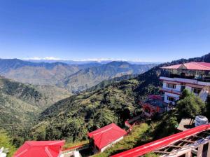 Üldine mäevaade või majutusasutusest Hotel Mount View Dhanaulti Dreams pildistatud vaade
