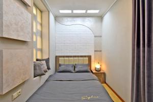 um pequeno quarto com uma cama num quarto em Apart House in Yrevan Mashtots Avenue em Yerevan