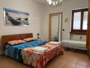 een slaapkamer met een bed met handdoeken erop bij Villa Letizia in Scorrano