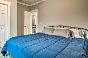 un letto con piumone blu in una camera da letto di Charming Greencastle Home Less Than 1 Mi to DePauw! a Greencastle