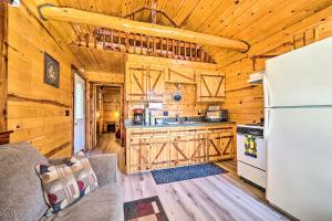 - une cuisine dans une cabine avec un réfrigérateur dans l'établissement Clayton Cabin Rental Near Sardis Lake!, à Clayton