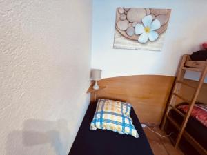 Rúm í herbergi á Gîte la Cigale