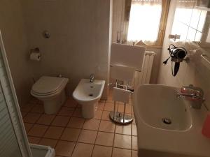 a bathroom with a toilet and a sink and a tub at B&B Monté in Montesilvano