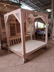una cama de madera que se está construyendo en una casa en Homestay Bendang Hilir, en Kuala Nerang