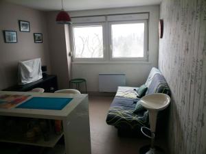 ジェラールメにあるStudio confortable à Gérardmer de 27 m²のベッドと窓のある小さな部屋