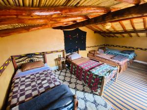 Postel nebo postele na pokoji v ubytování Desert Tours & Camp Chraika