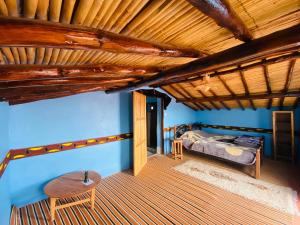 una camera con letto e soffitto in legno di Desert Tours & Camp Chraika a M'Hamid