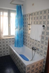 Phòng tắm tại Casa Vacanza San Martino +14 ảnh