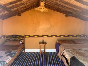 Postel nebo postele na pokoji v ubytování Desert Tours & Camp Chraika