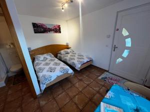 Rúm í herbergi á Gîte la Cigale