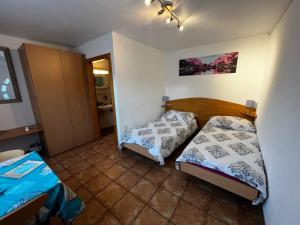 Rúm í herbergi á Gîte la Cigale
