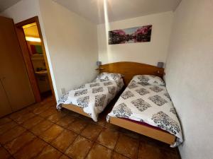 Rúm í herbergi á Gîte la Cigale