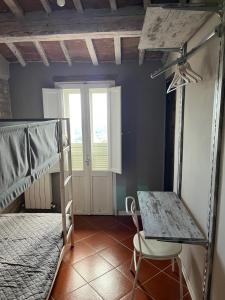 1 dormitorio con 2 literas, escritorio y ventana en Speciosa 3 - Casa degli Artisti, en Perugia