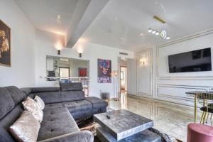 un soggiorno con divano e tavolo di Paternelle Palace Luxe for 4 or 6 PAX ad Agadir