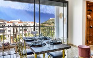 una sala da pranzo con tavolo e una grande finestra di Paternelle Palace Luxe for 4 or 6 PAX ad Agadir