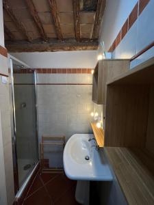 bagno con lavandino e doccia di Speciosa 3 - Casa degli Artisti a Perugia