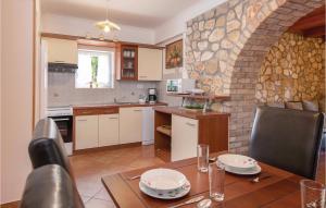 - une cuisine avec une table à manger et un mur en pierre dans l'établissement Pet Friendly Home In Pazin With Jacuzzi, à Heki