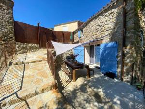 d'une terrasse avec une table et un drap blanc. dans l'établissement L'or du temps, à Fa